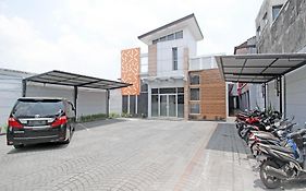 Reddoorz Near Hartono Mall 3